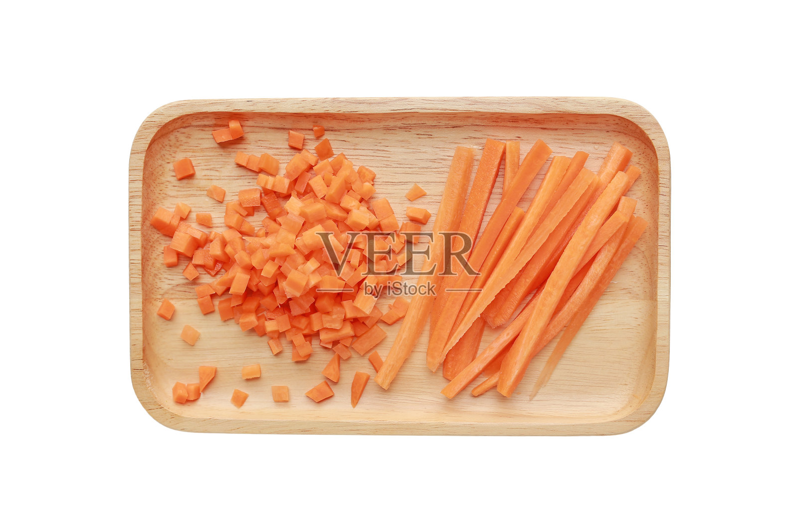切碎和切片胡萝卜在木托盘孤立在白色背景。照片摄影图片
