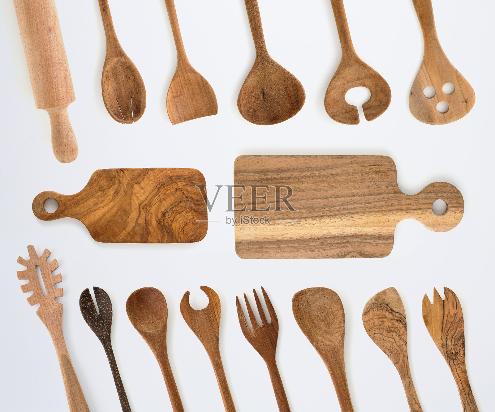 厨房用具一套木制的叉子，勺子和用具在白色的背景。照片摄影图片