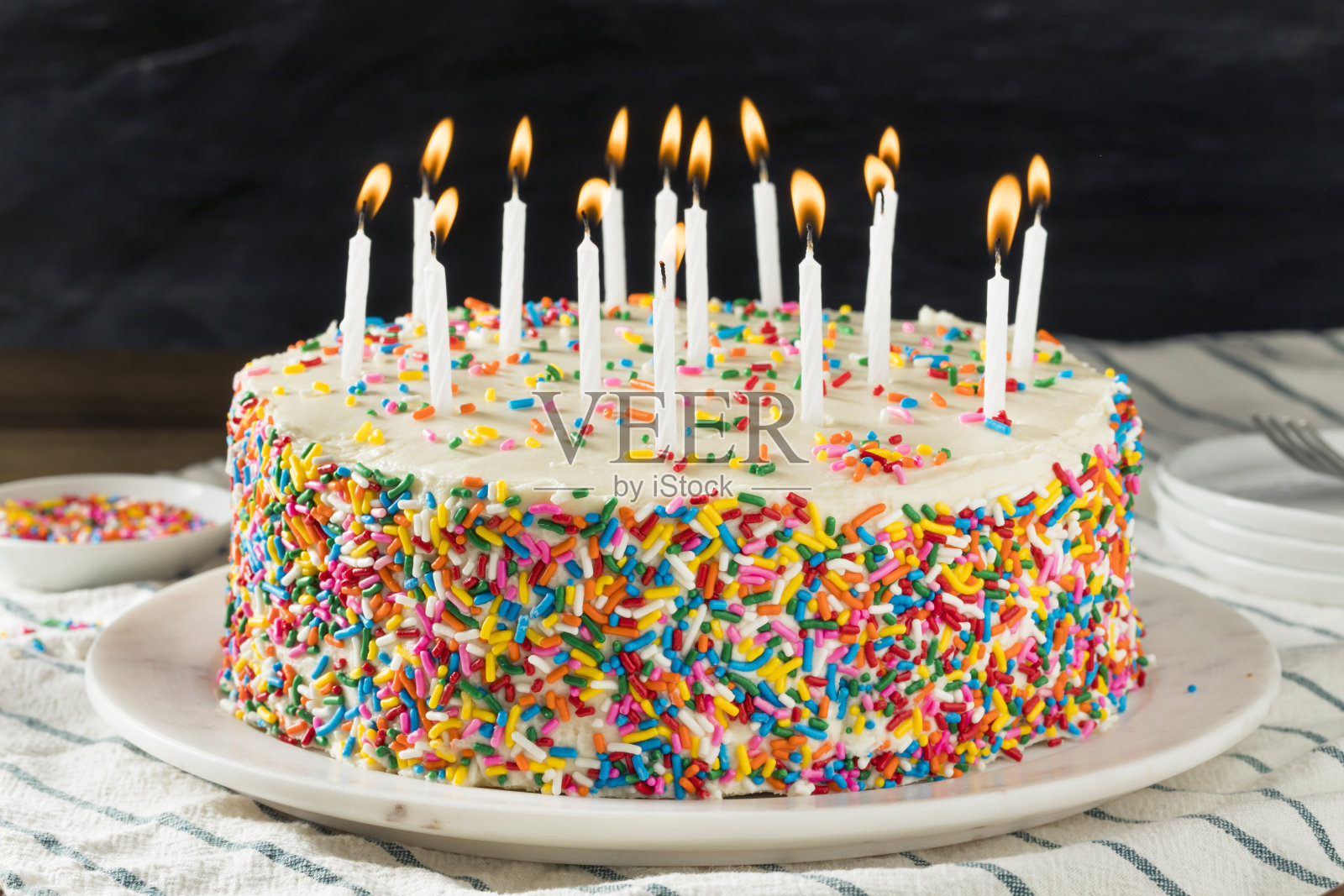 自制蜡烛的甜蜜生日蛋糕照片摄影图片