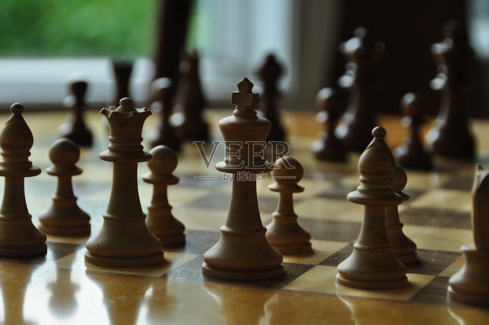 象棋游戏中的棋盘和棋子照片摄影图片