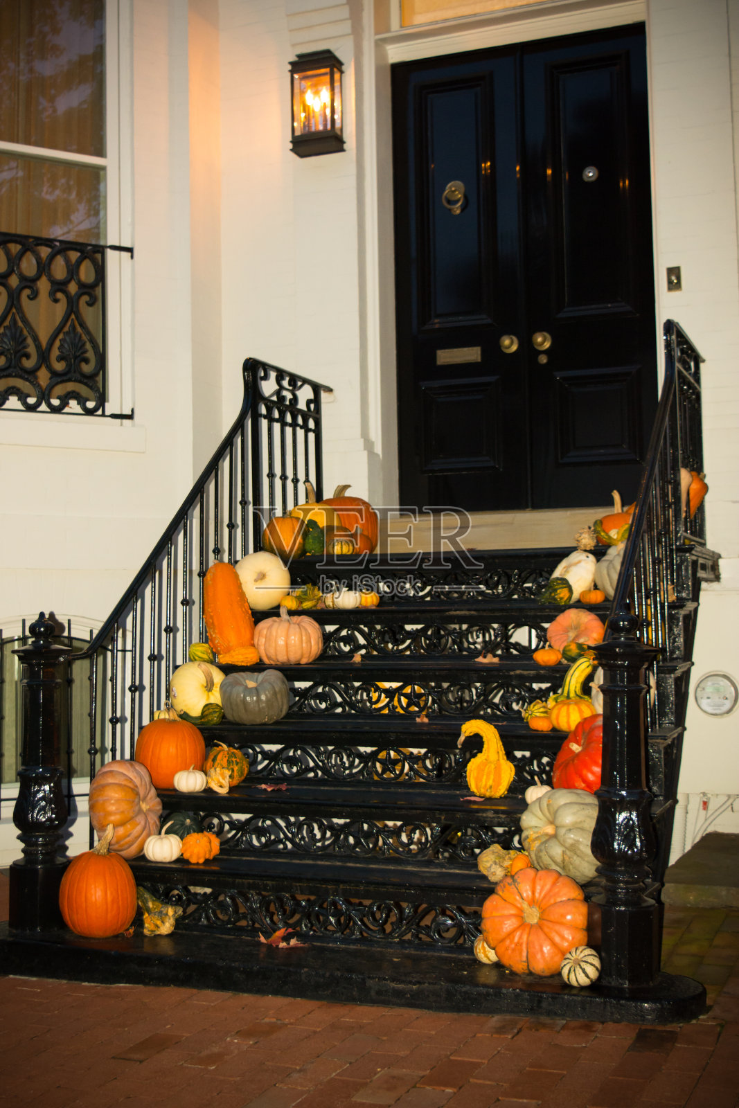 乔治城万圣节期间房子入口的彩色和象形装饰。弗吉尼亚州华盛顿照片摄影图片