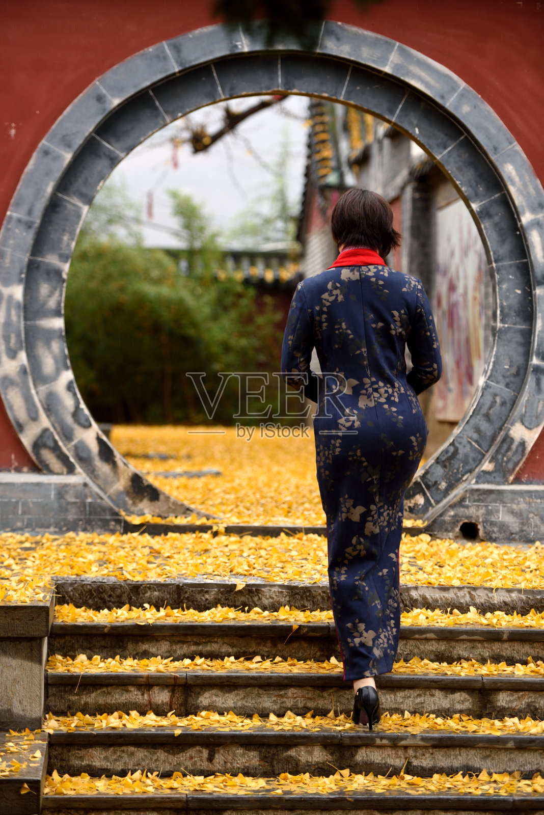 旗袍是一种具有典型中国元素的服装照片摄影图片