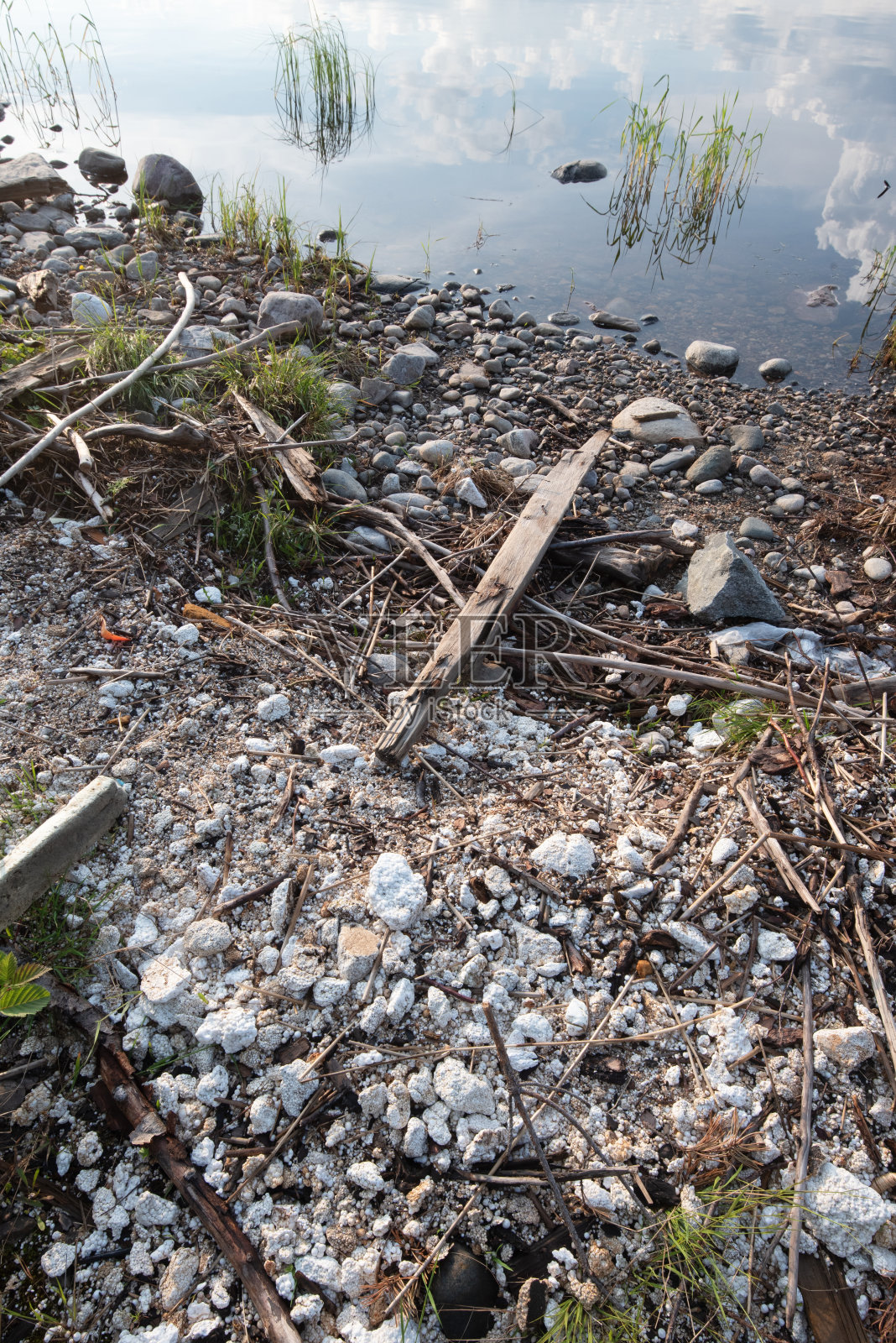 塑料污染。海岸上的泡沫塑料垃圾。照片摄影图片