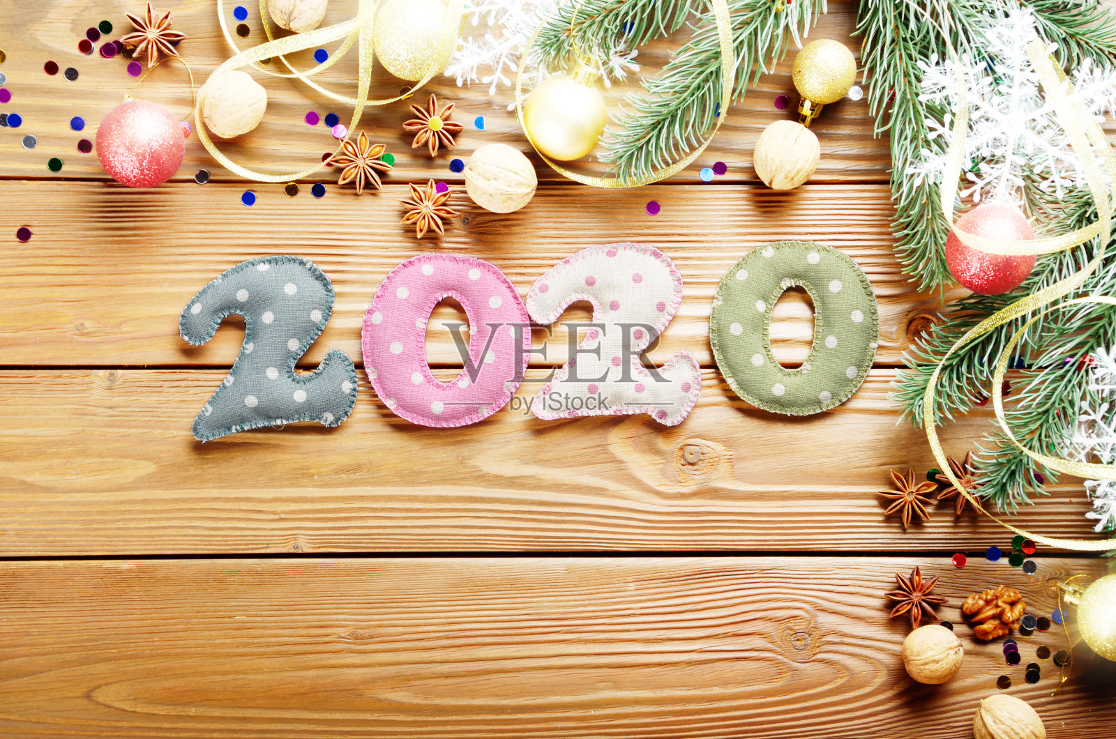 彩色缝线数字2020波尔卡朵织物与圣诞装饰平躺在木制背景照片摄影图片