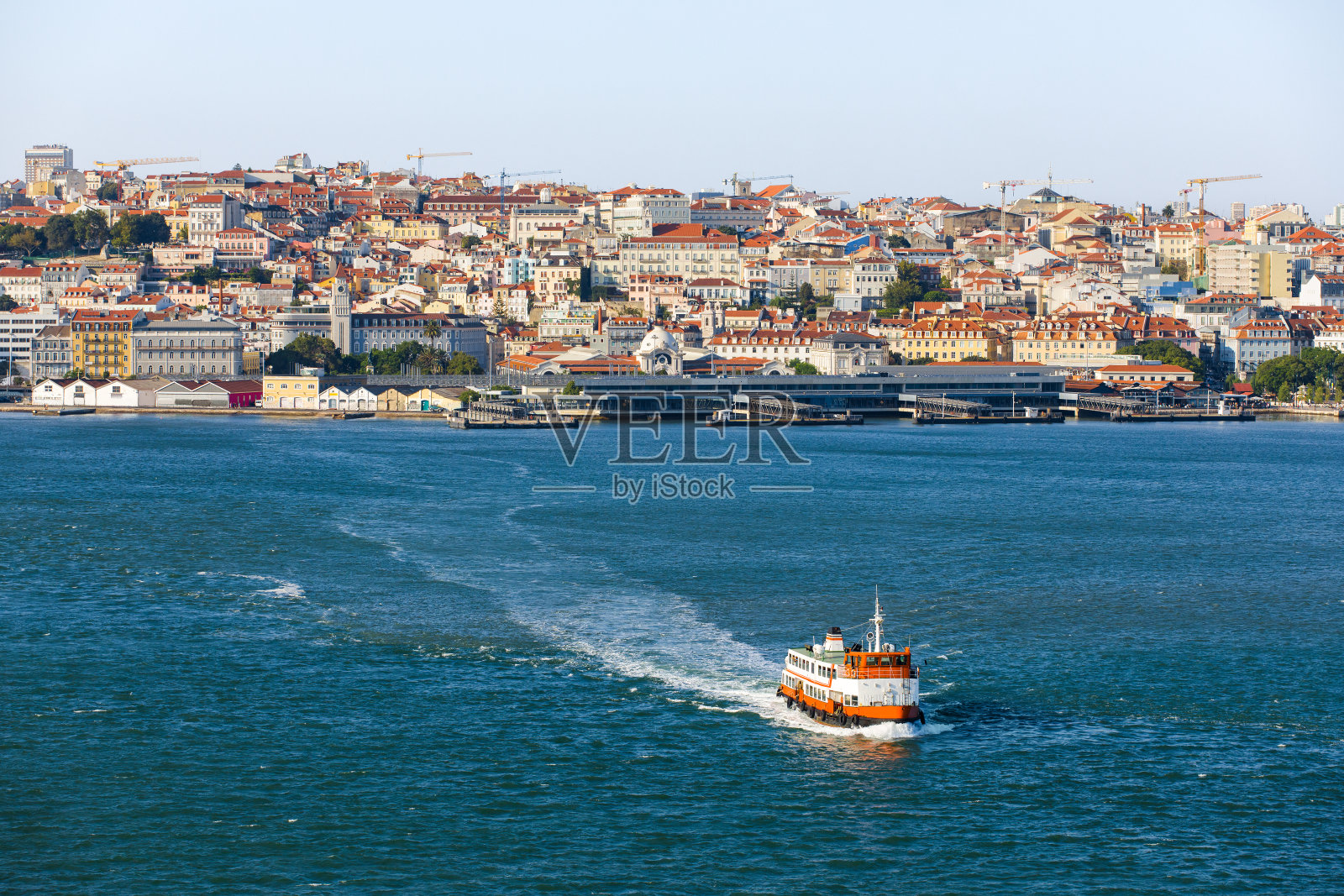 塔霍斯河上的里斯本天际线，游船观光，葡萄牙照片摄影图片