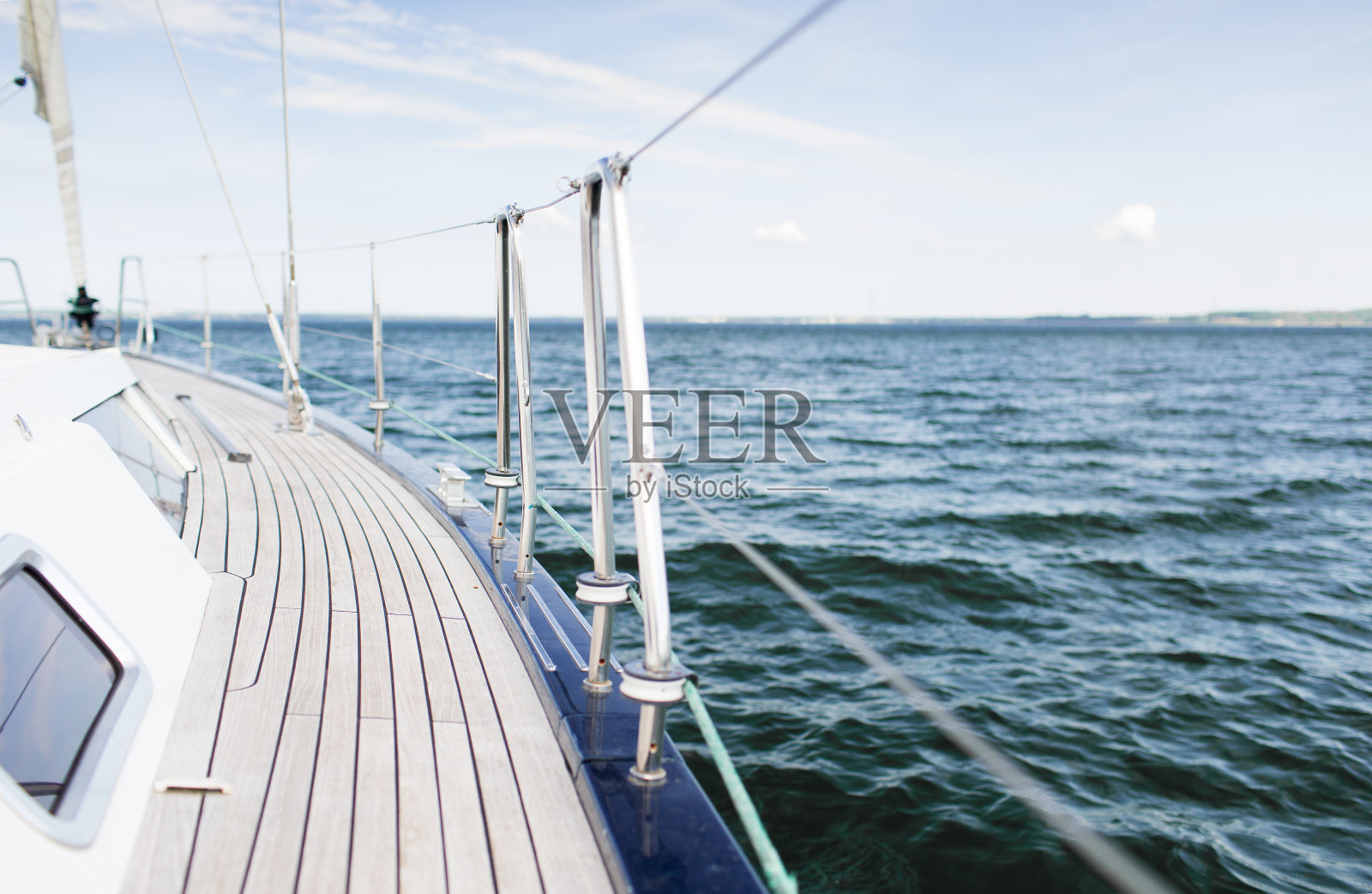 帆船或帆船甲板和海面的特写照片摄影图片