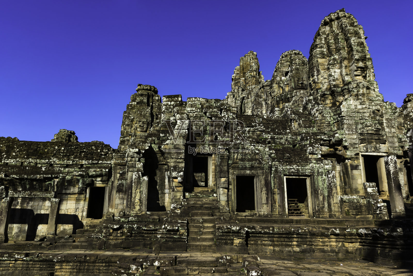 柬埔寨古巴戎寺废墟石与蓝天照片摄影图片