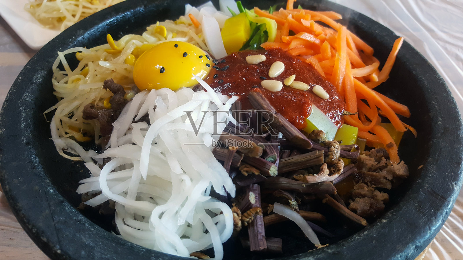 韩国传统食物Dolsot Bibimbap照片摄影图片