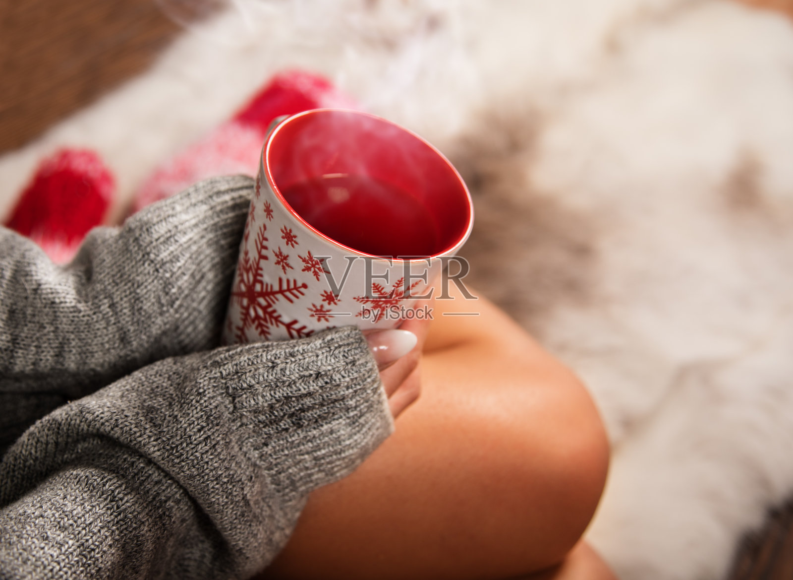 女孩穿着圣诞袜享受冬天的时光。照片摄影图片