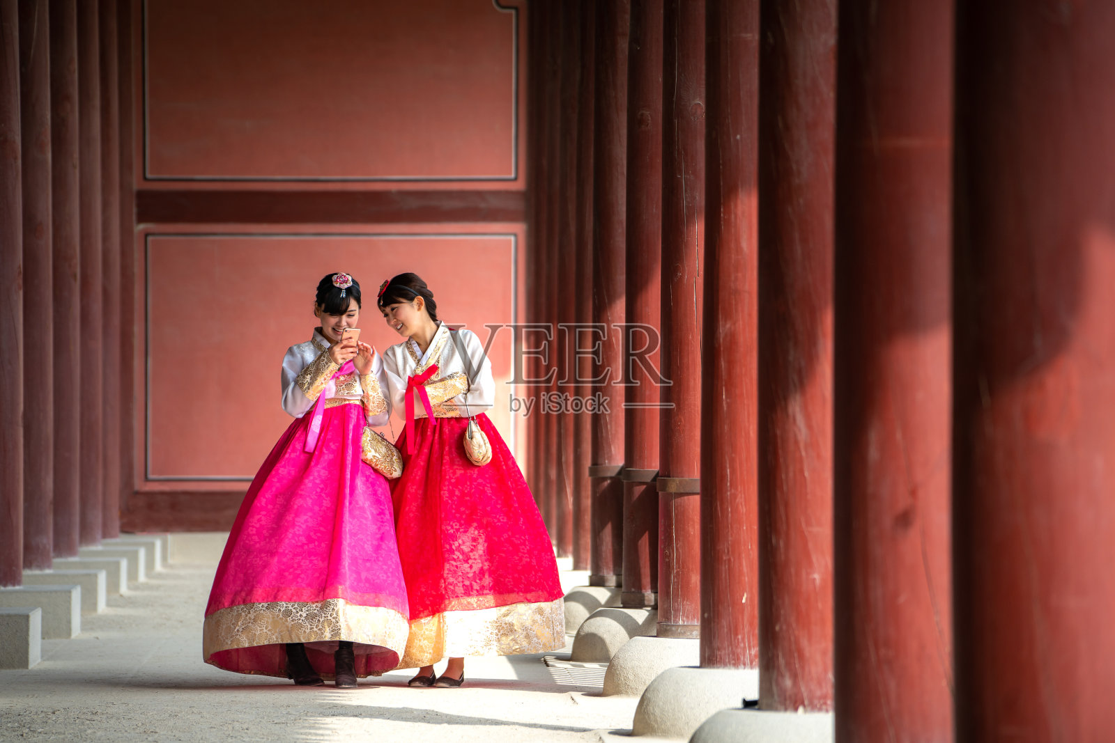 在一个古老的城镇里漫步的韩国女人照片摄影图片