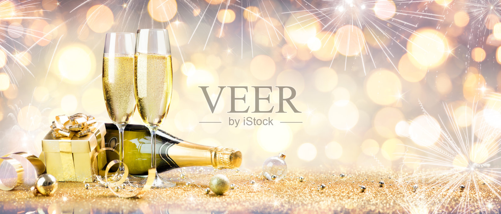 用香槟和闪亮装饰庆祝新年照片摄影图片