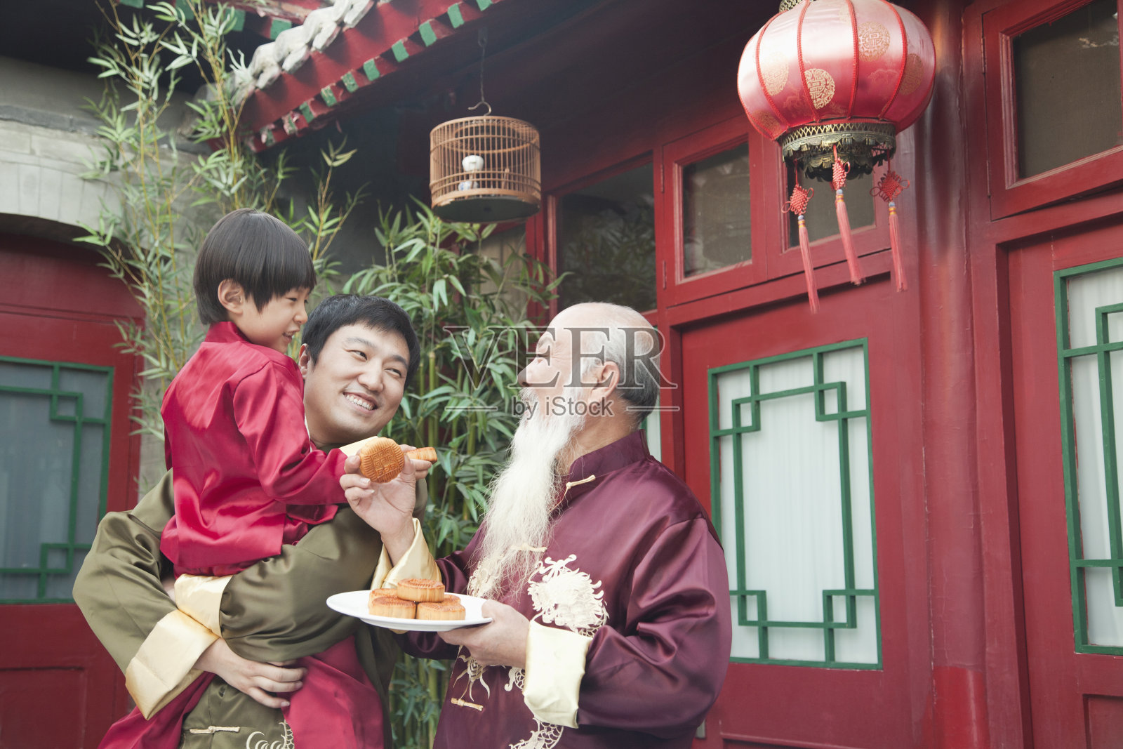 中国家庭在户外分享一盘食物照片摄影图片