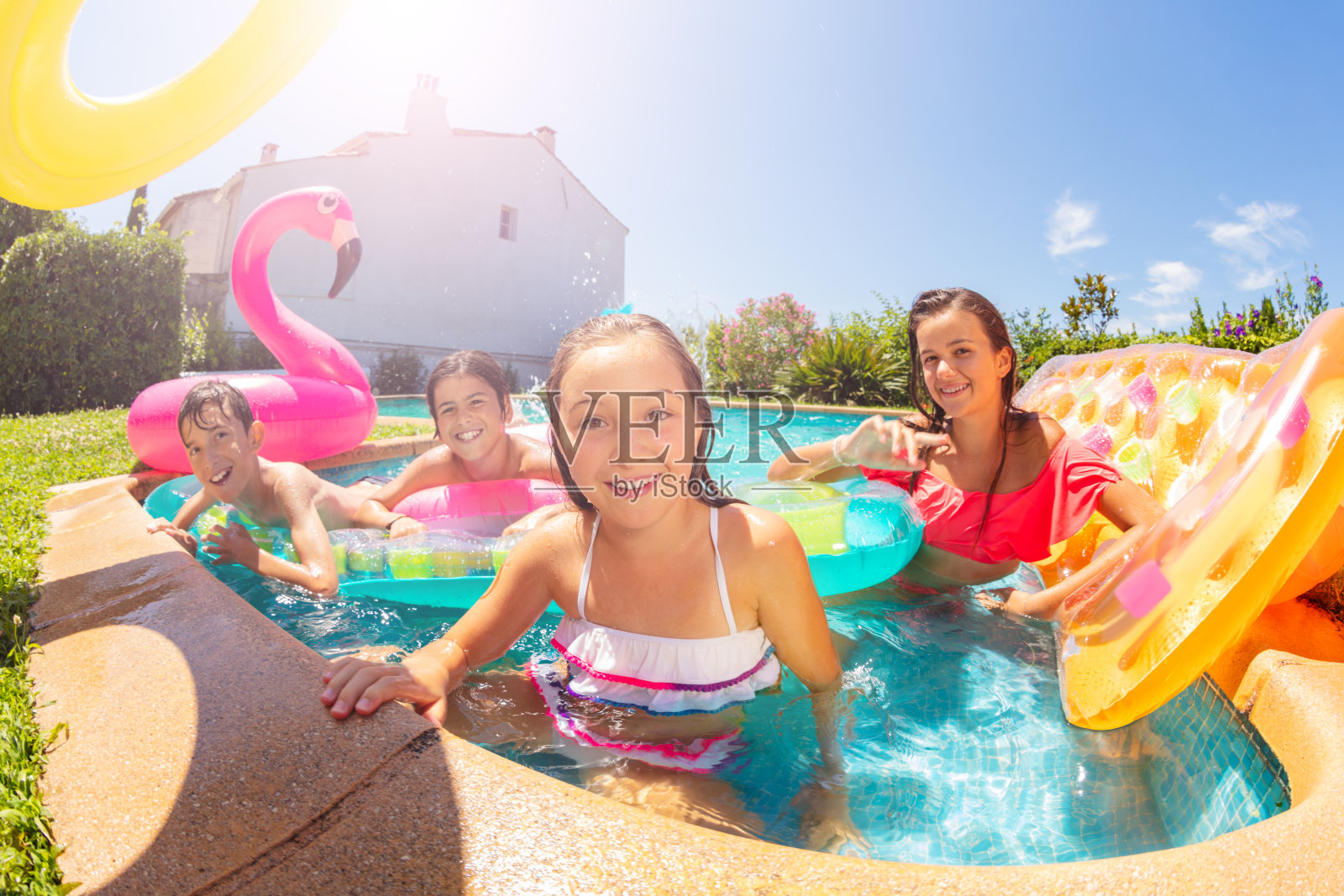 快乐女孩放松与朋友在游泳池照片摄影图片