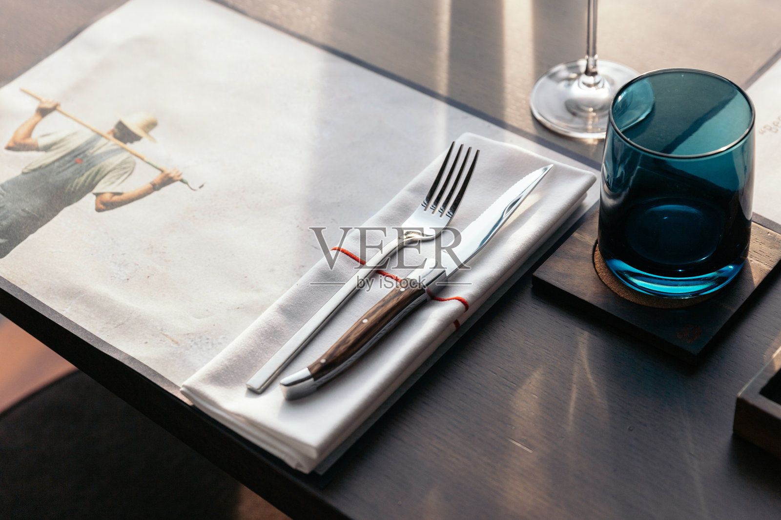 在精致的餐桌上，刀叉和餐巾。高档餐具。照片摄影图片