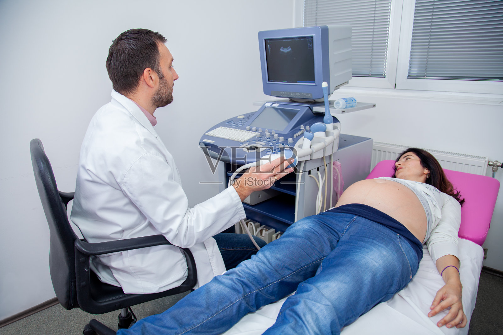 孕妇正在接受超声波扫描照片摄影图片