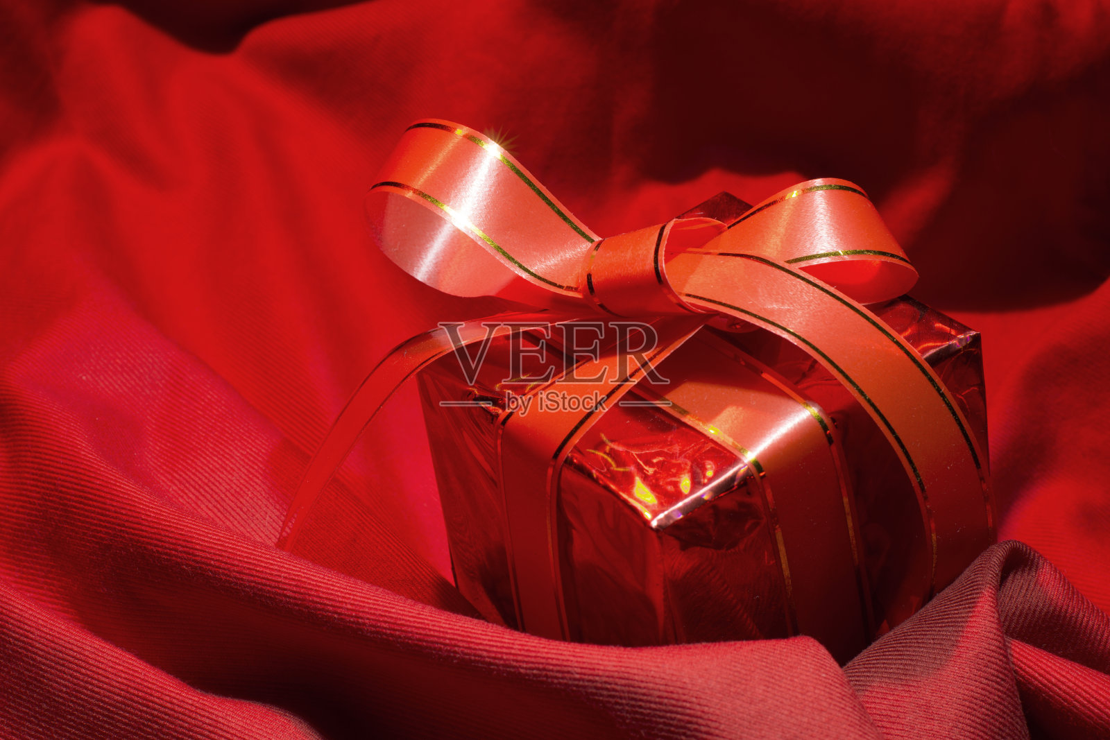 性感的礼物用红色在情人节的床上，与世隔绝的节日概念。照片摄影图片