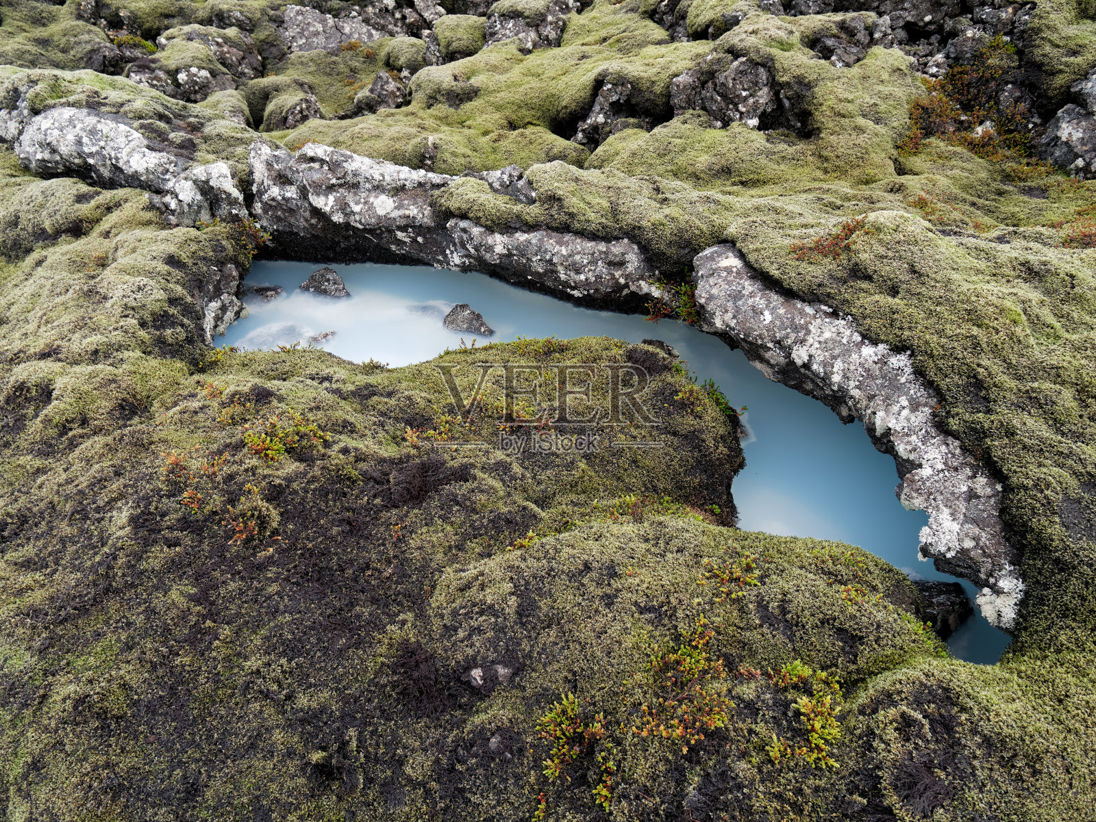 冰岛雷克雅斯半岛，富含硅泥的小天然水池照片摄影图片