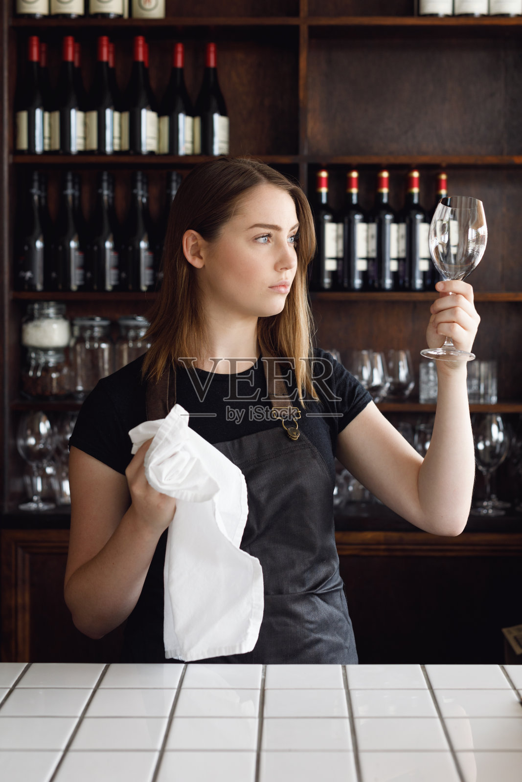 女服务员在凉爽的酒吧清洁酒杯照片摄影图片