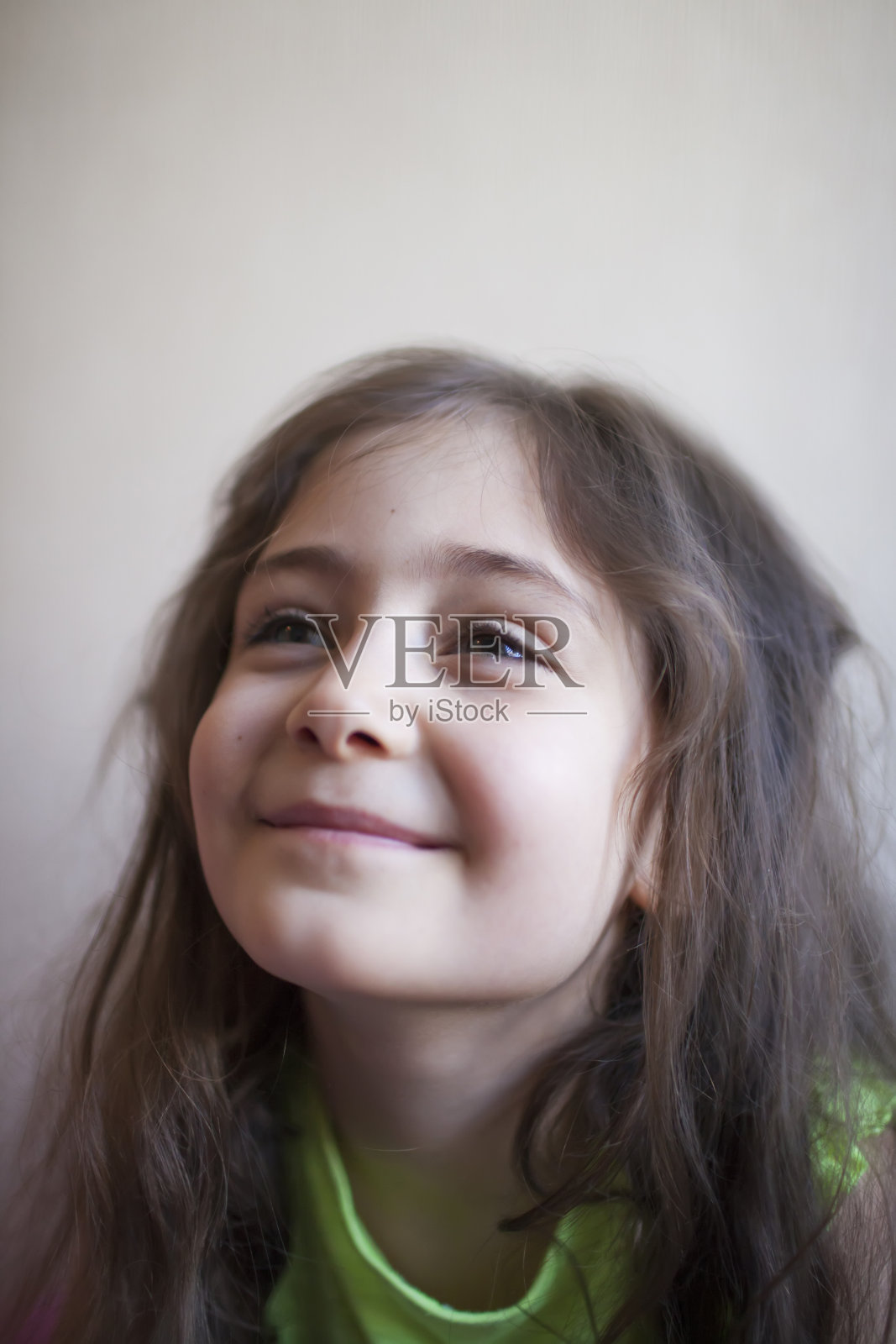 一个六岁小女孩的肖像照片摄影图片