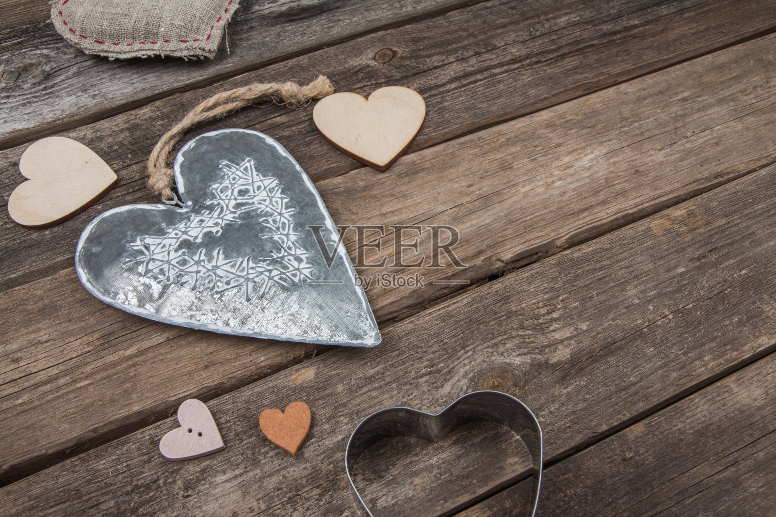 灰色钢，木制和织物心在乡村背景。情人节照片摄影图片