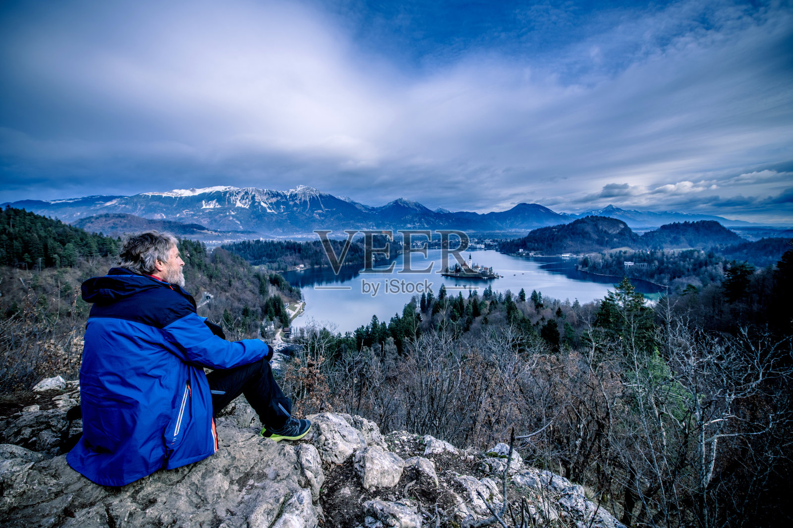 高级男子享受在斯洛文尼亚，欧洲流血湖的景色照片摄影图片