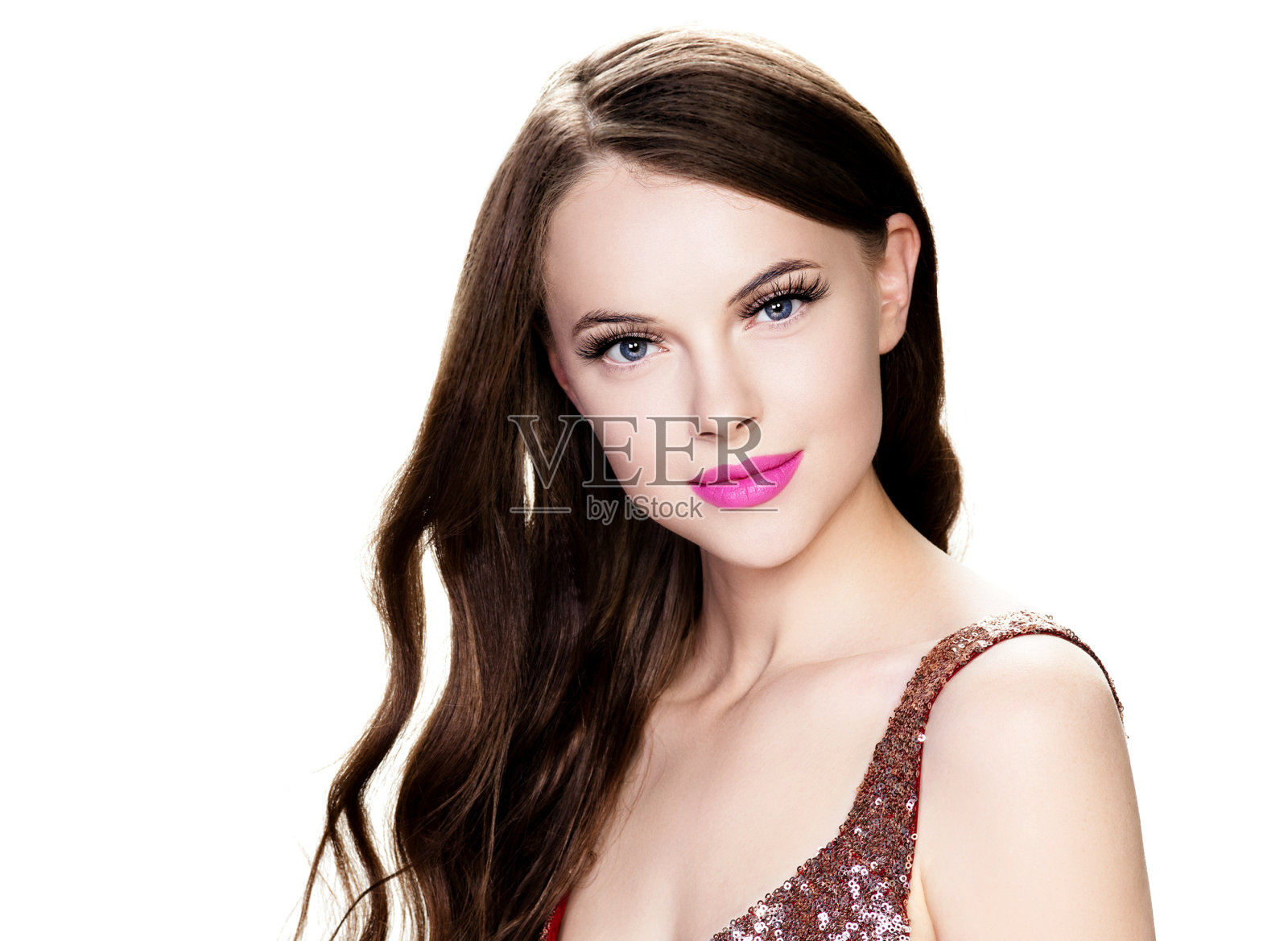 美丽的黑发女人与睫毛延伸和长长的黑色卷曲的发型粉红色的口红。照片摄影图片