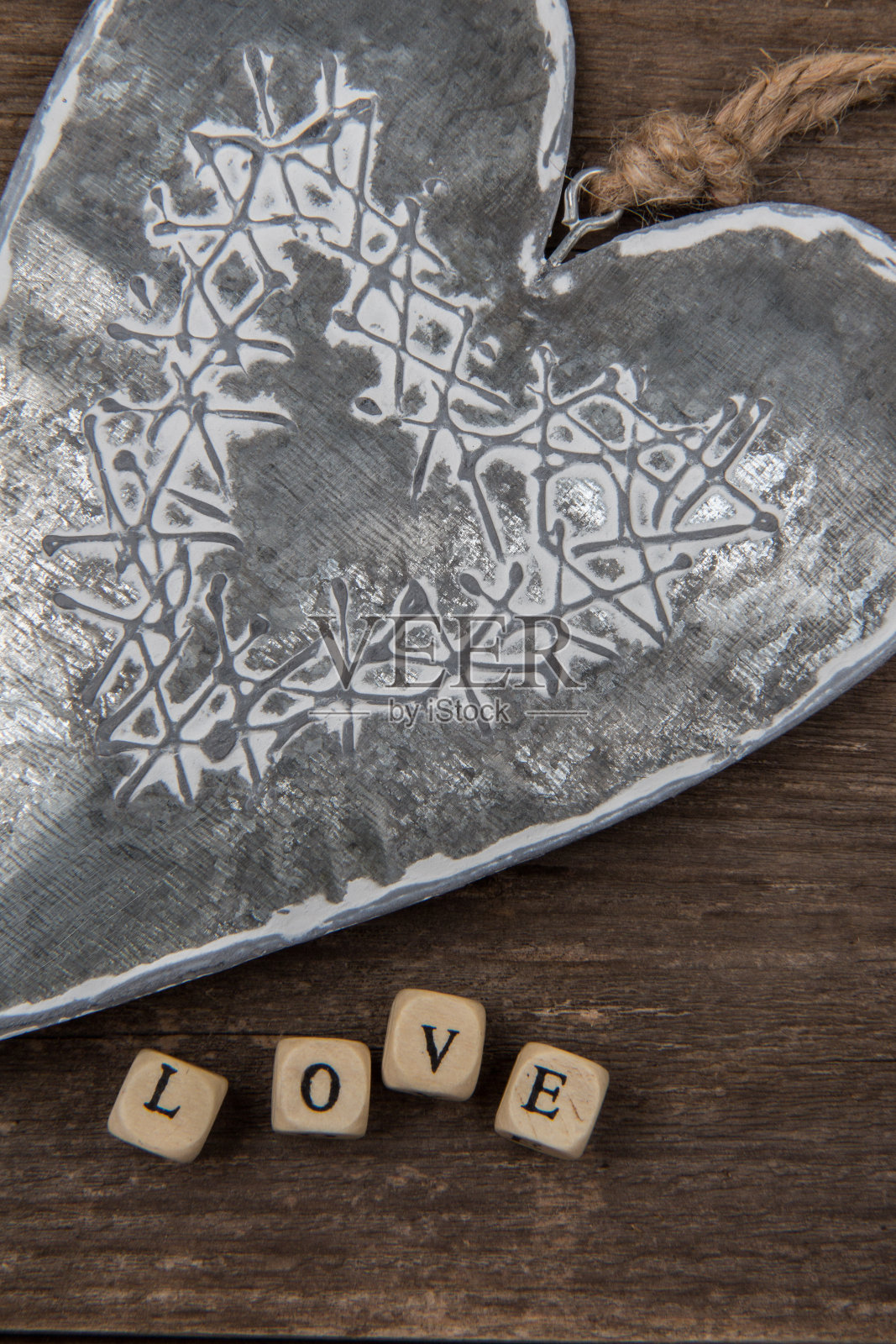 心是用金属做的，爱这个词是用字母拼成的。木制的乡村背景照片摄影图片