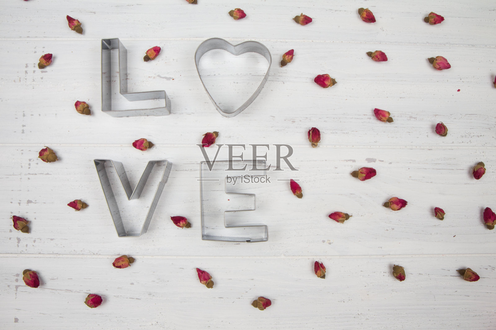 “爱”这个词由金属字母、干花和玫瑰花瓣组成照片摄影图片