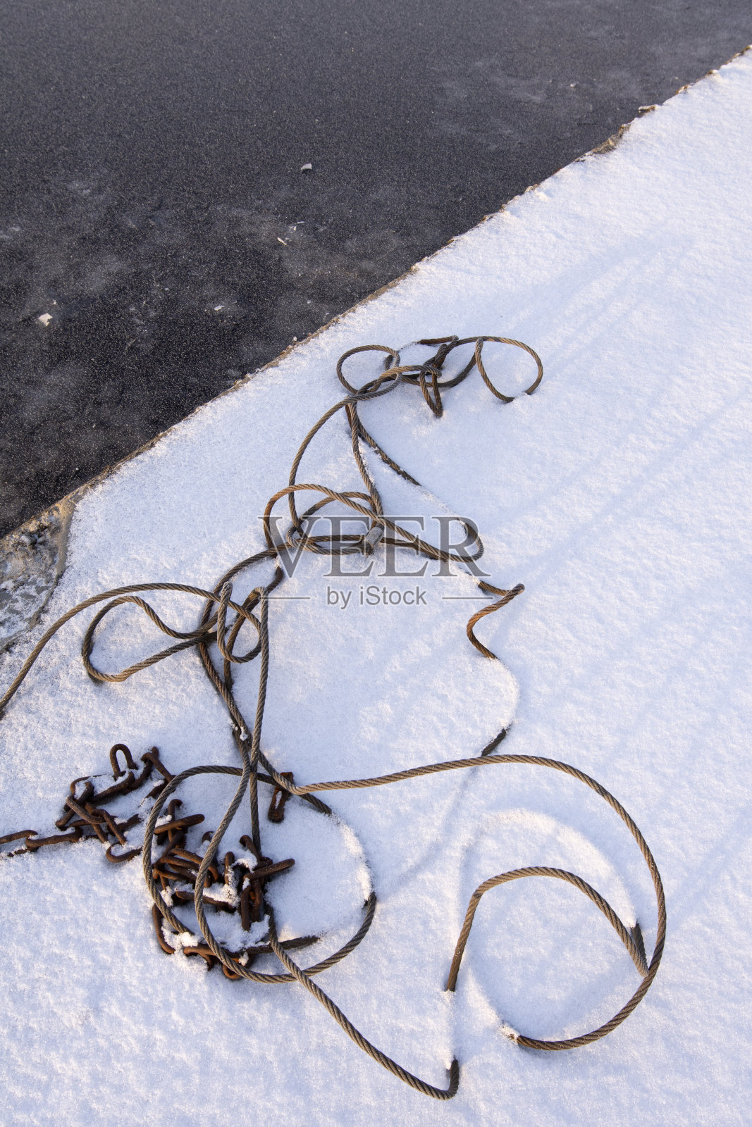 雪墩上的钢缆和生锈的链条照片摄影图片