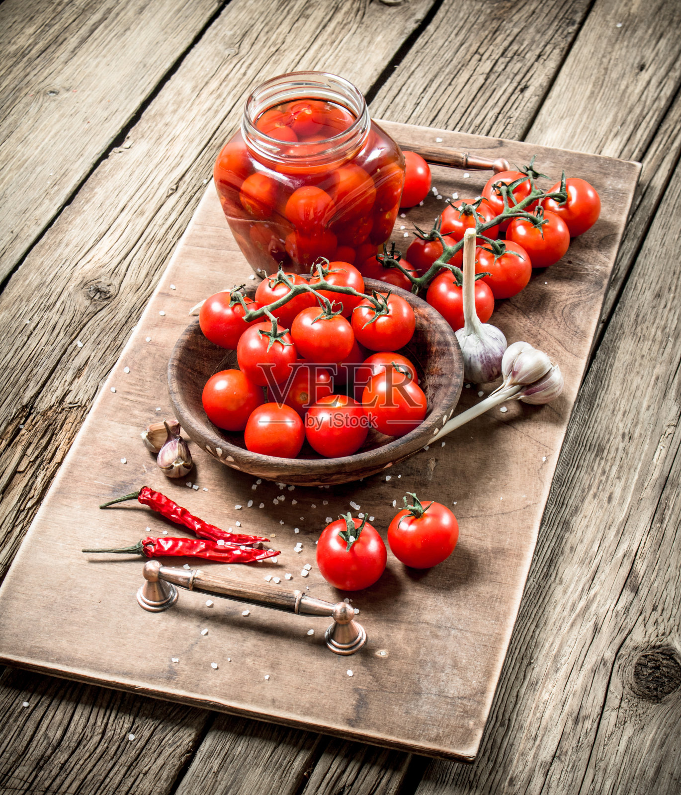 腌番茄配大蒜和香料。照片摄影图片