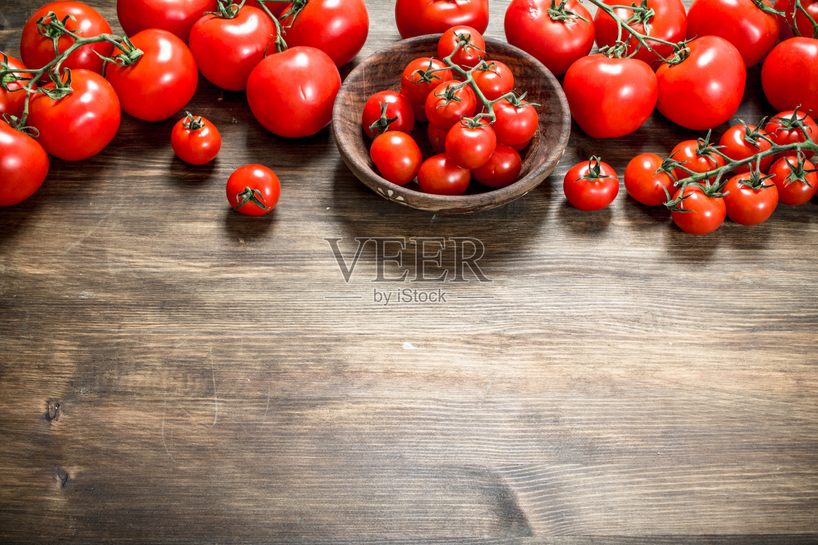 一碗熟透的西红柿。照片摄影图片