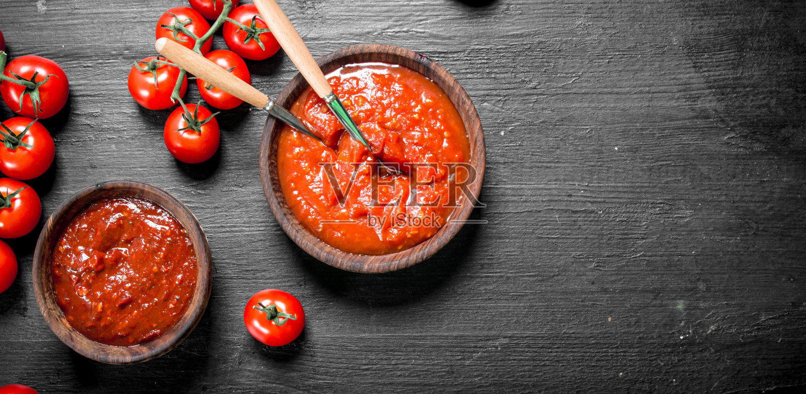 碗里的番茄酱。照片摄影图片