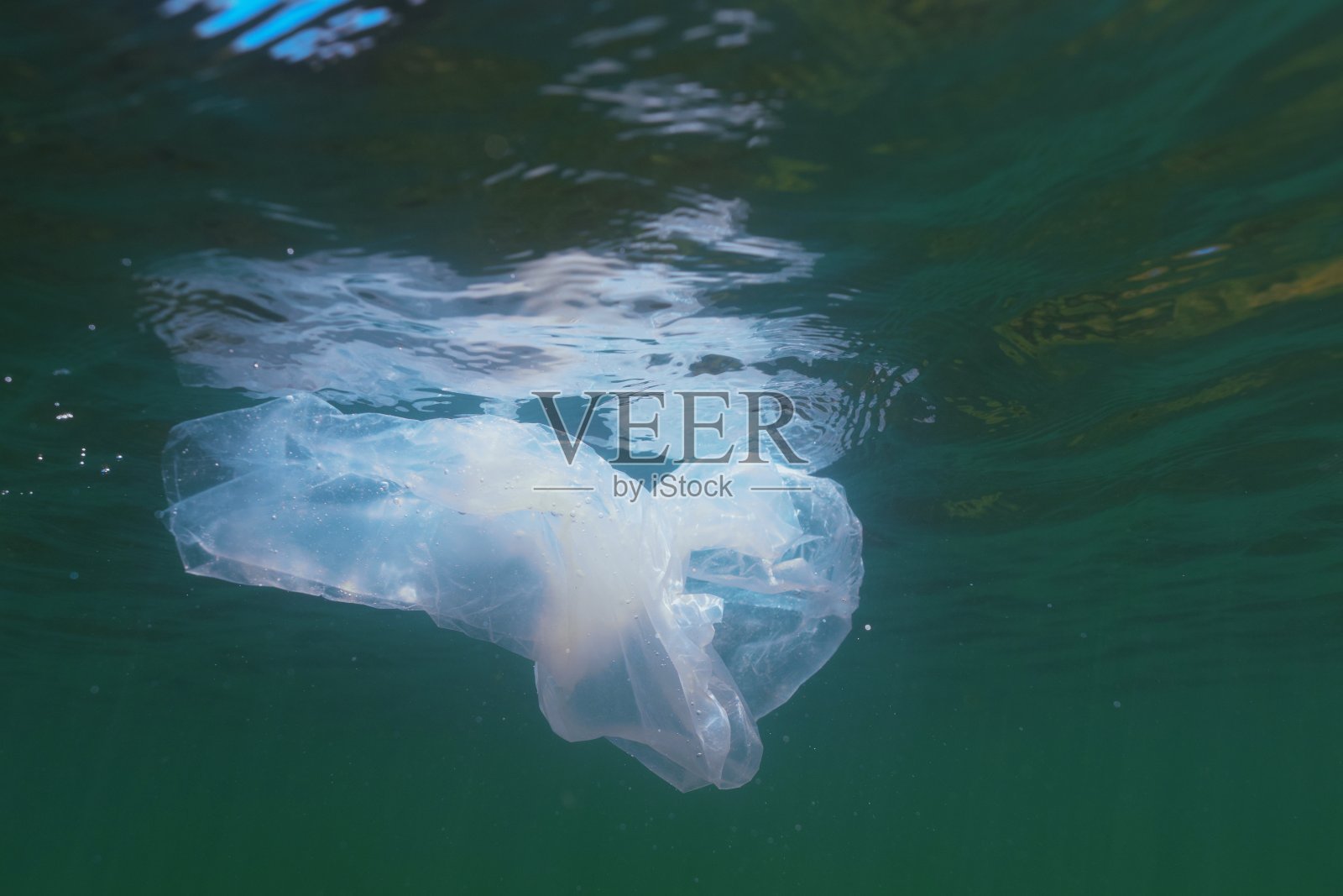 漂浮在海洋中的塑料袋照片摄影图片