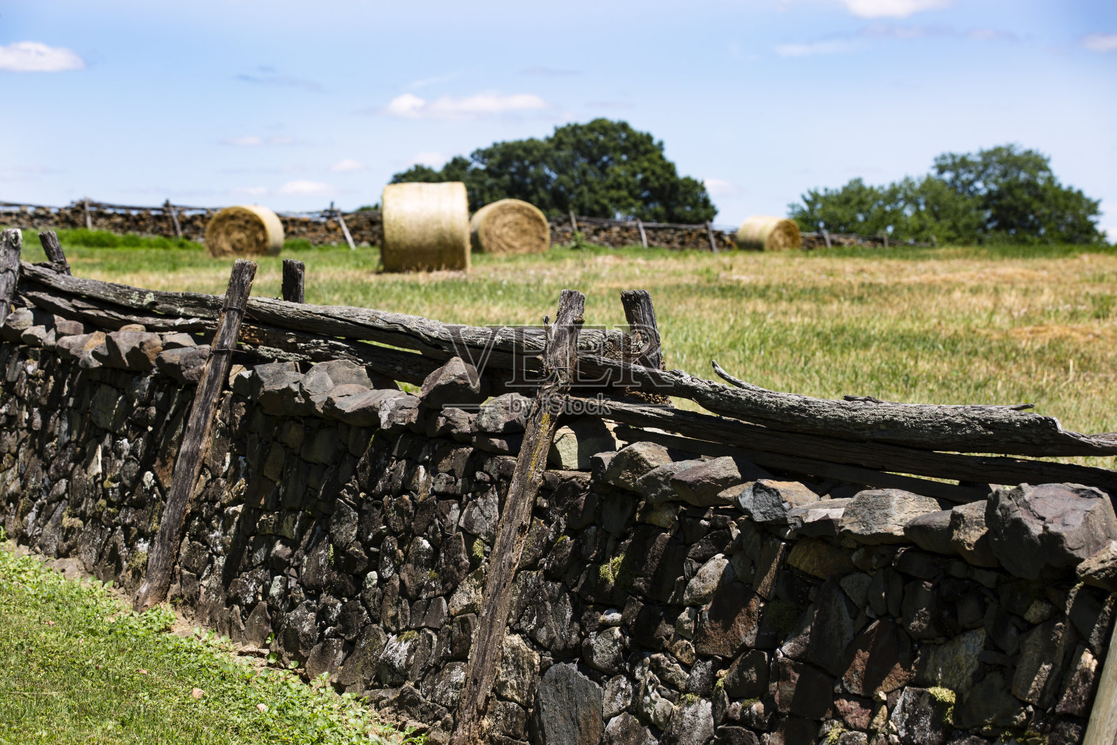 美丽的石墙和干草捆，在弗吉尼亚州福奎尔县厄普维尔附近的乡村照片摄影图片