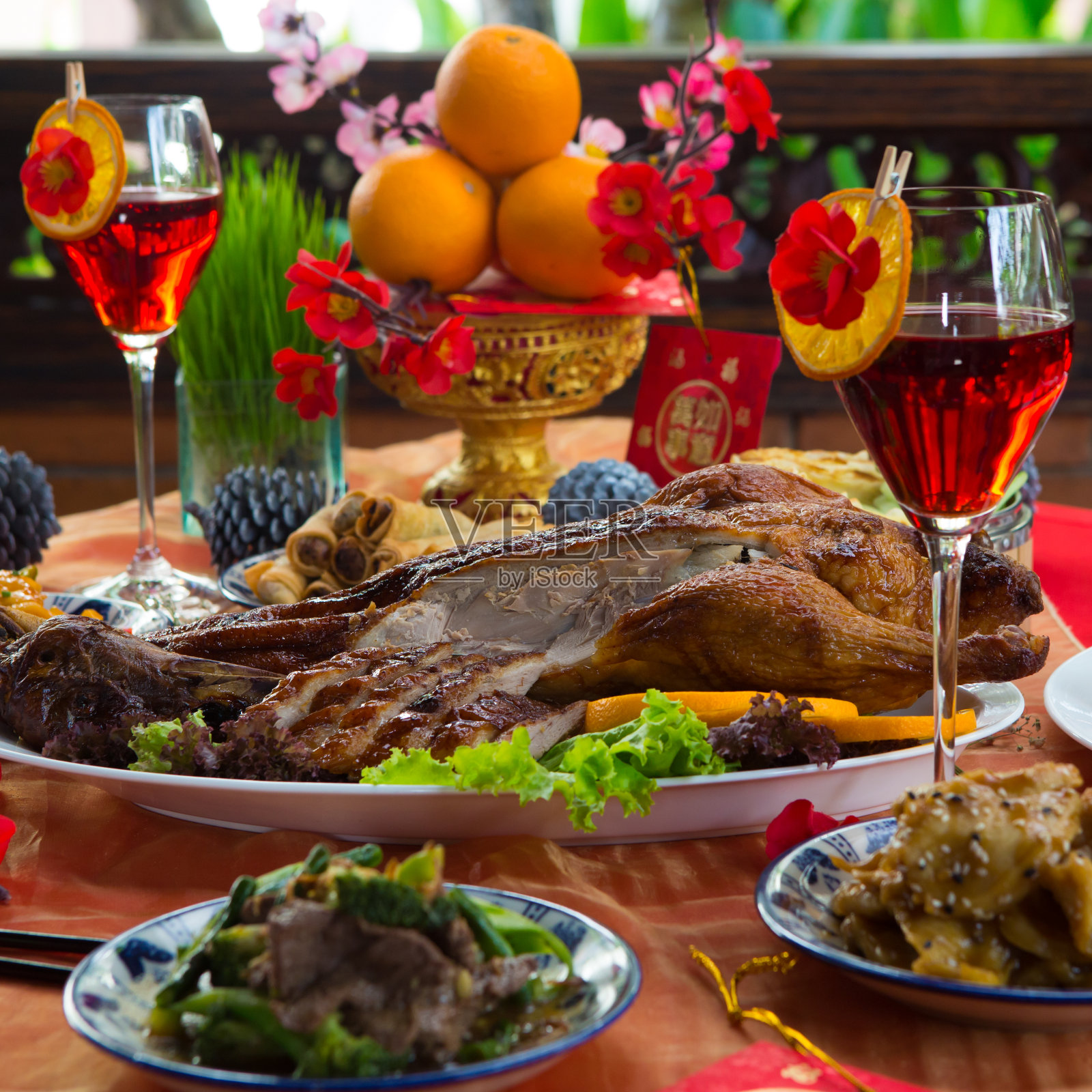 中国新年聚会餐桌红色和金色的主题食物，饮料和传统装饰。照片摄影图片