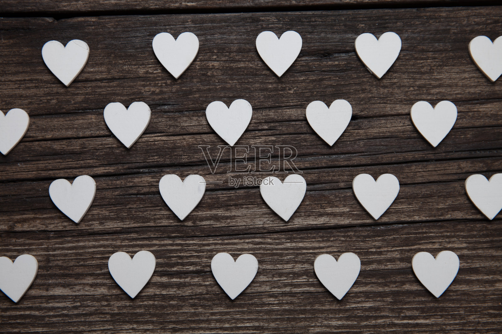 情人节卡片。一个白色的心在古老的木制背景。情人节的模式。照片摄影图片