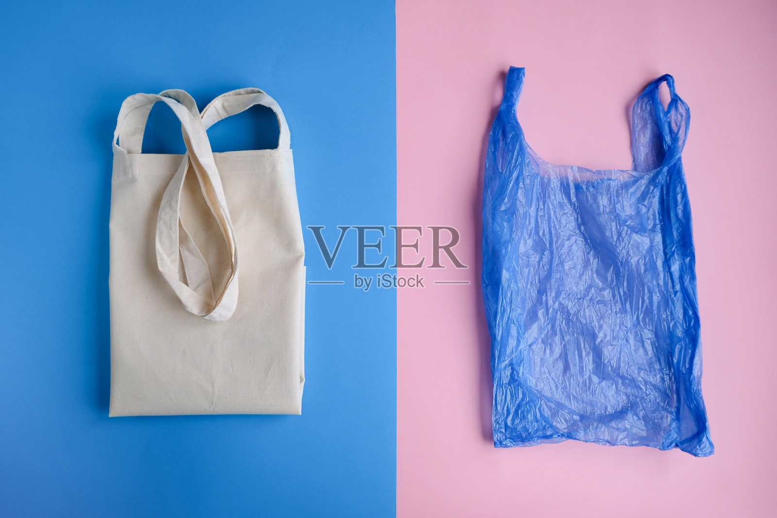 塑料自由概念。棉袋和塑料袋，粉红色和蓝色的背景。平躺照片摄影图片