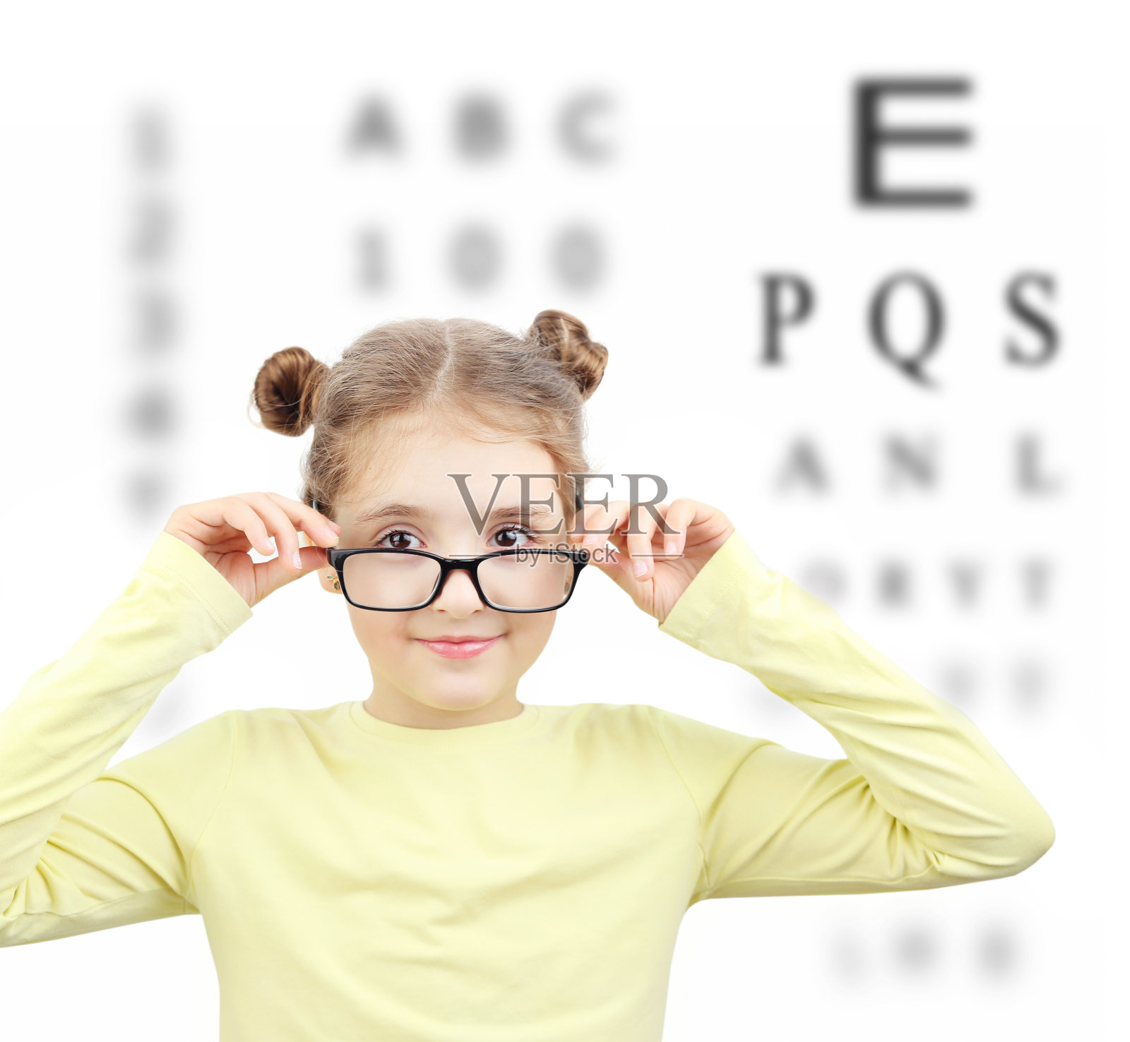 儿童戴眼镜检查视力。照片摄影图片