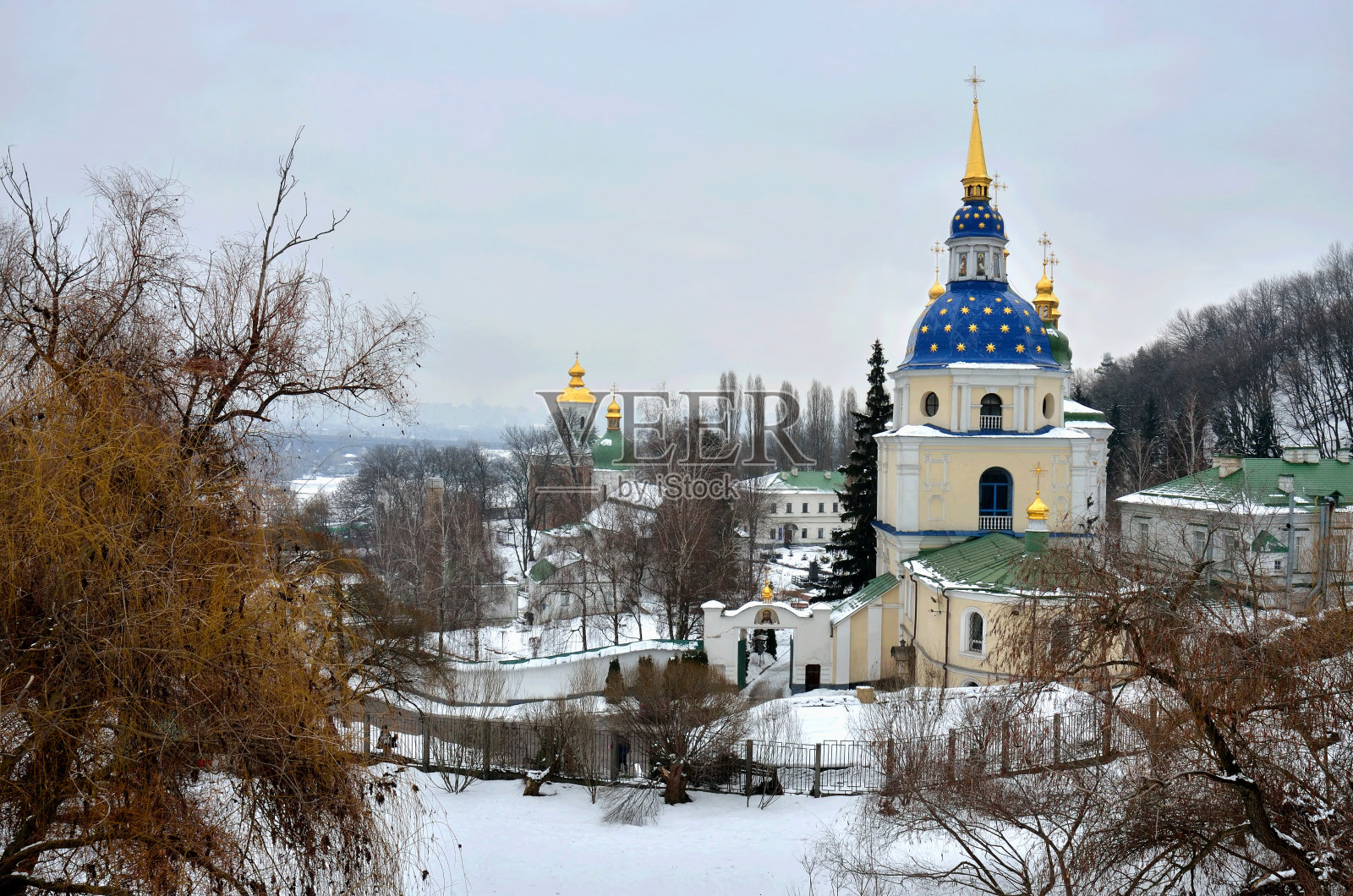 冬天的乌克兰基辅Vydubychi修道院建筑群。它由智者雅罗斯拉夫之子弗谢沃洛德于1070年至1077年间建立，后来成为弗谢沃洛德之子弗拉基米尔·莫诺马克的家庭修道院照片摄影图片