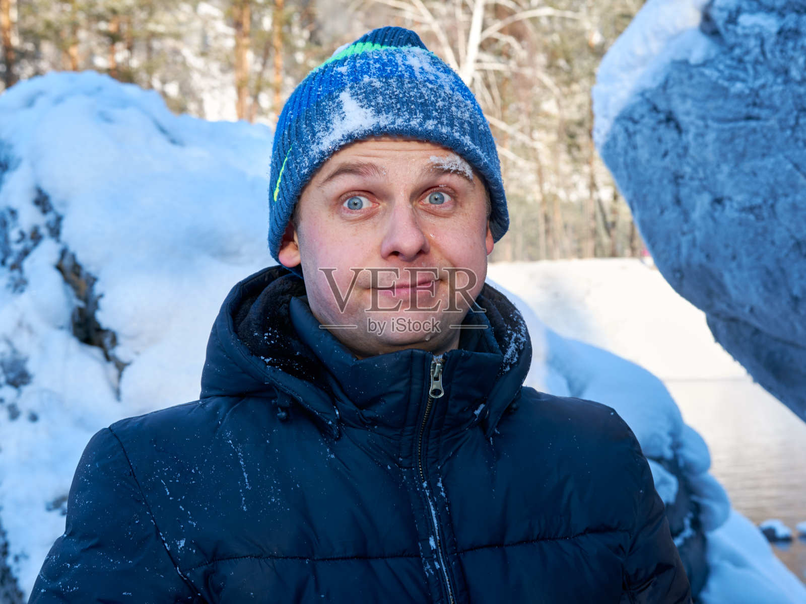 男人的脸上覆盖着雪，有一双明亮的蓝眼睛照片摄影图片