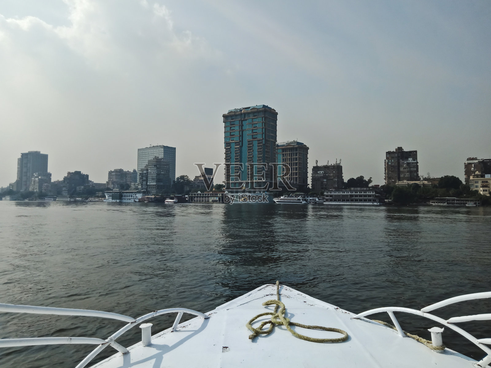 从船上看。尼罗河沿岸有高大的建筑物。埃及开罗的城市,照片摄影图片