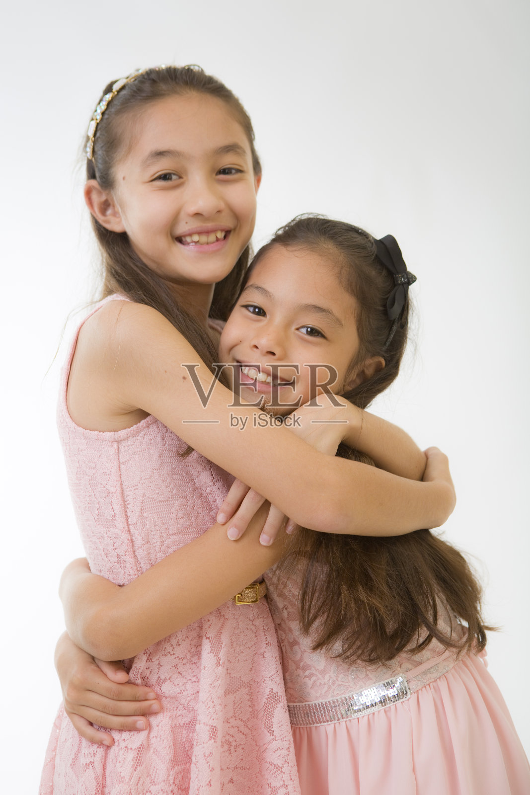 夏威夷家庭肖像与两个十几岁的少女在白色的背景照片摄影图片