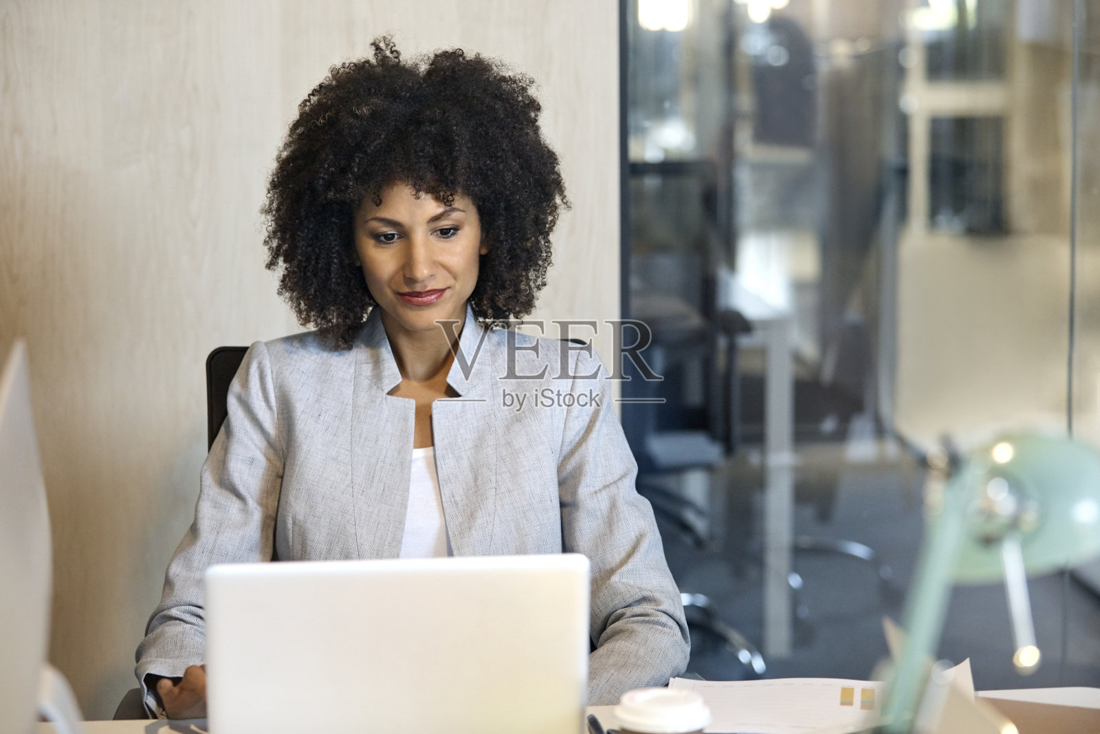 非洲裔女商人在办公室使用笔记本电脑照片摄影图片