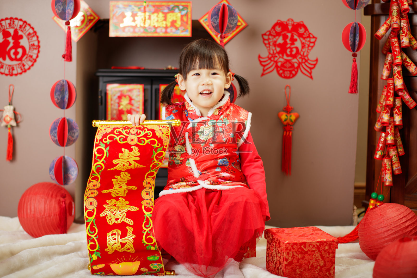 中国女婴传统装扮庆祝中国新年照片摄影图片