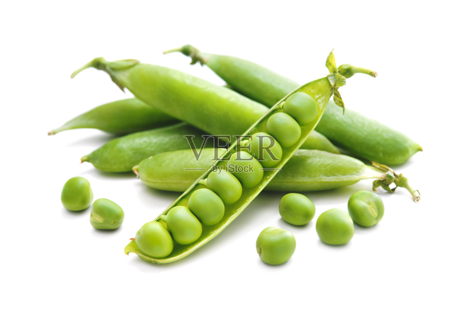 新鲜的绿色豌豆孤立在白色背景上照片摄影图片
