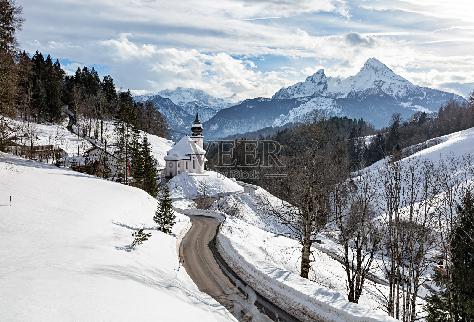 德国巴伐利亚州的贝希特斯加登国家公园、玛丽亚根教堂和瓦茨曼峰的冬季景观照片摄影图片