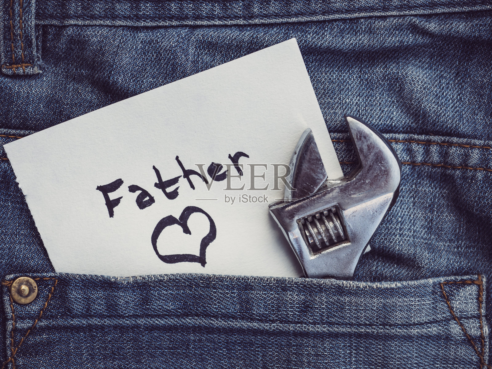 纸上写着“父亲”，画着一颗心照片摄影图片
