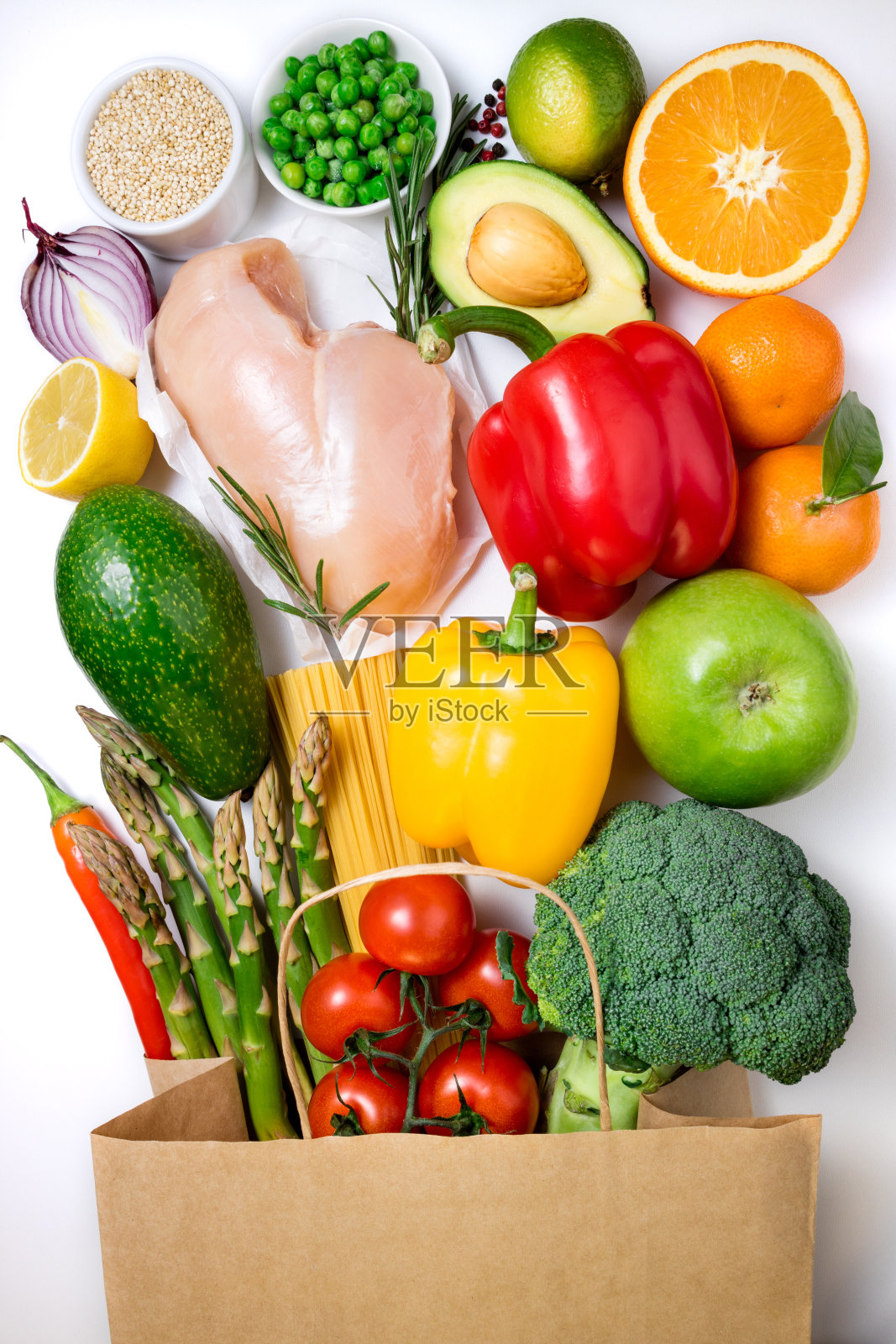 健康食品的背景。健康食品纸袋肉类，水果，蔬菜和意大利面在白色的背景。在超市买食物，节食的概念照片摄影图片