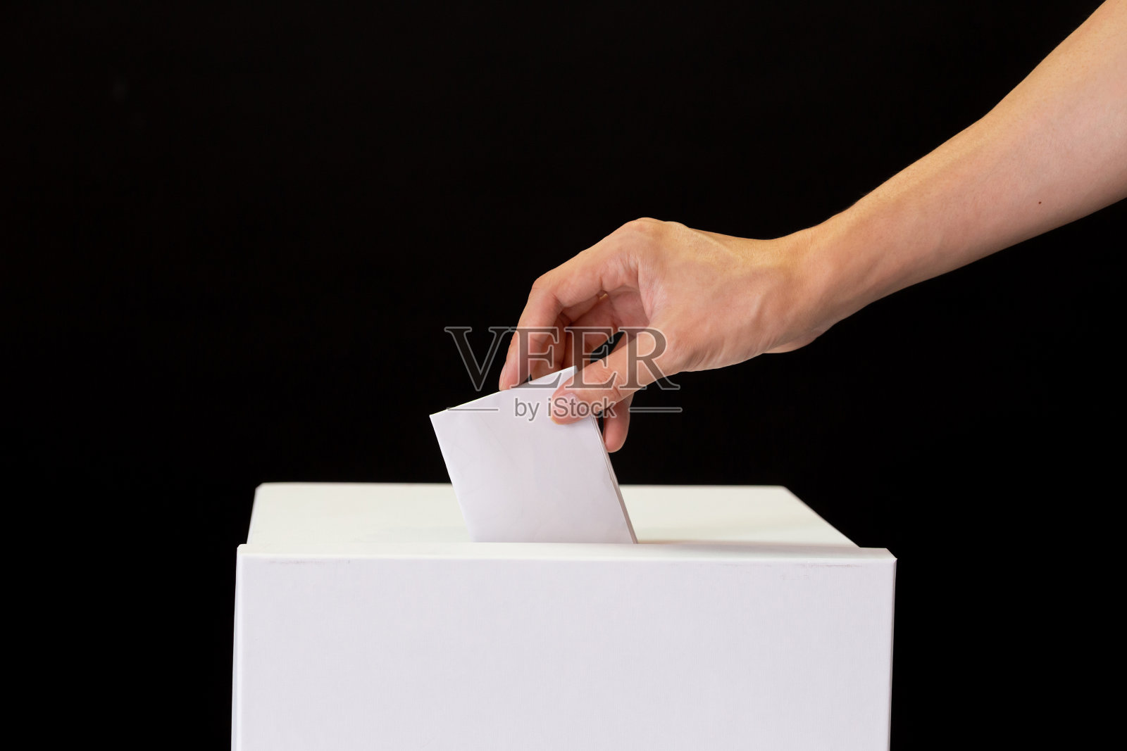 特写的人的手铸造和插入一个投票，选择和作出一个决定，他想在投票箱-政治和民主的概念照片摄影图片