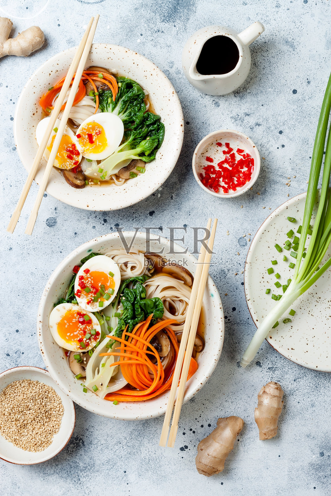 拉面是一种传统的日式面汤，以鸡蛋，白菜，肉汤，胡萝卜，蘑菇为底，颜色为浅灰色。亚洲风格的食物。照片摄影图片
